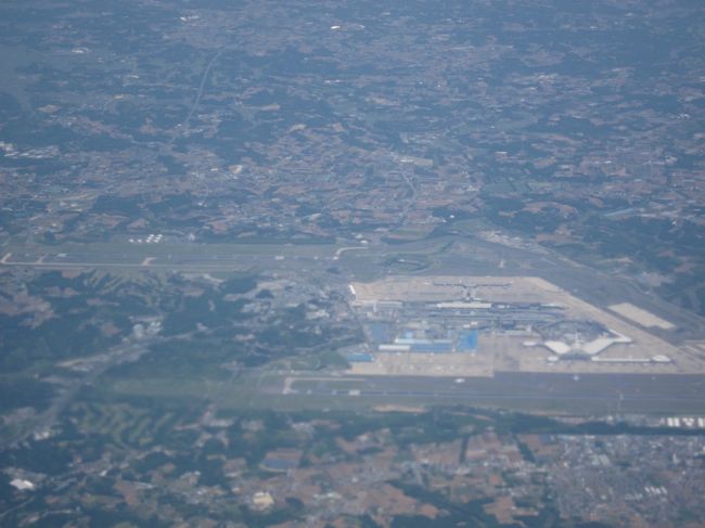 電子機器は電波を出さなければ常に使えるようになりました。南向きで離陸し海へ出てから反転します。　成田空港が見えます。
