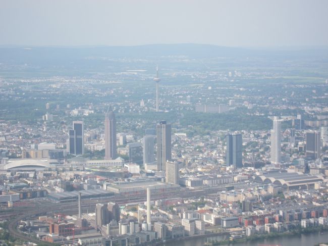 １２時間後フランクフルト市街地が見えます、もうすぐ着陸です。ほぼ定刻１６：３０。