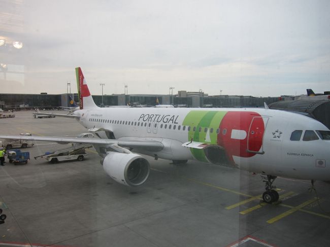 ターミナル２で降り、スカイトレインを使用してターミナル１へ、一度入国してリスボン行きの搭乗券を受け取り、再度荷物検査を受けます。　乗り継ぎ時間は３時間もありますので問題はないのですが、今回のフランクフルト手荷物検査は一番きつかったです。乗り継ぎ便はＴＡＰポルトガルのＴＰ５７９便、たぶんＡ３２０，１９：２５発です。結構満席に近いです。