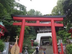 江島神社の鳥居をくぐります。