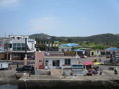 牛島に着くと、乗り降り自由の島めぐりの観光バスが出ていて、それに乗り込みます。