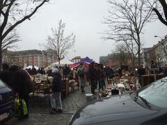 また少し歩き、蚤の市へ。
行ってみたかったんです〜(o^∇^o)ﾉ

ジュ ド バル広場
Place du Jeu de Balle市場へ。

http://4travel.jp/overseas/area/europe/belgium/brussels/kankospot/10311443/