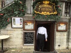 ここでお昼ご飯を食べにケルデルクへ。

T Kelderke
http://4travel.jp/overseas/area/europe/belgium/brussels/restaurant/10005189/

半地下です。
入り口ここなのね？！とちょっぴりわくわく。


