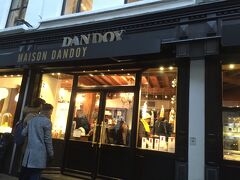 メゾン ダンドア ティールーム
Maison Dandoy - Tea Room

に着きました。
30分は並びましたね…さすが人気店。おやつタイムですし。
店内が狭くて…。そして店員さんも流れ作業って感じで冷たい（笑）

http://4travel.jp/overseas/area/europe/belgium/brussels/restaurant/10003245/
