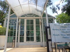 スーレーパゴダを出て、これも地球の歩き方に載っていた「アカシア・ティーサロン」へ、（タクシーで3,000チャット)
入り口は普通の家みたいです。