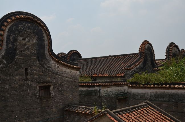 どこかの家に侵入し、その２階から撮影。