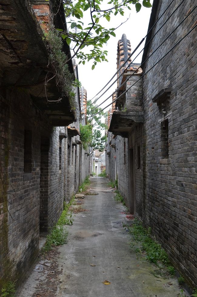 路地を通って。