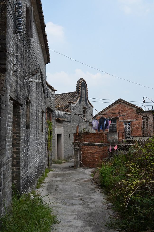 洗濯モノが干してある道を通り抜け