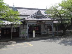 養老駅。ローカル線にしては風格があります。