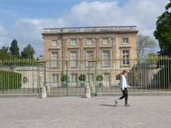 で12時オープンの1時間近く前に　プチトリアノンについてしまい
早めのごはんと思ったら…