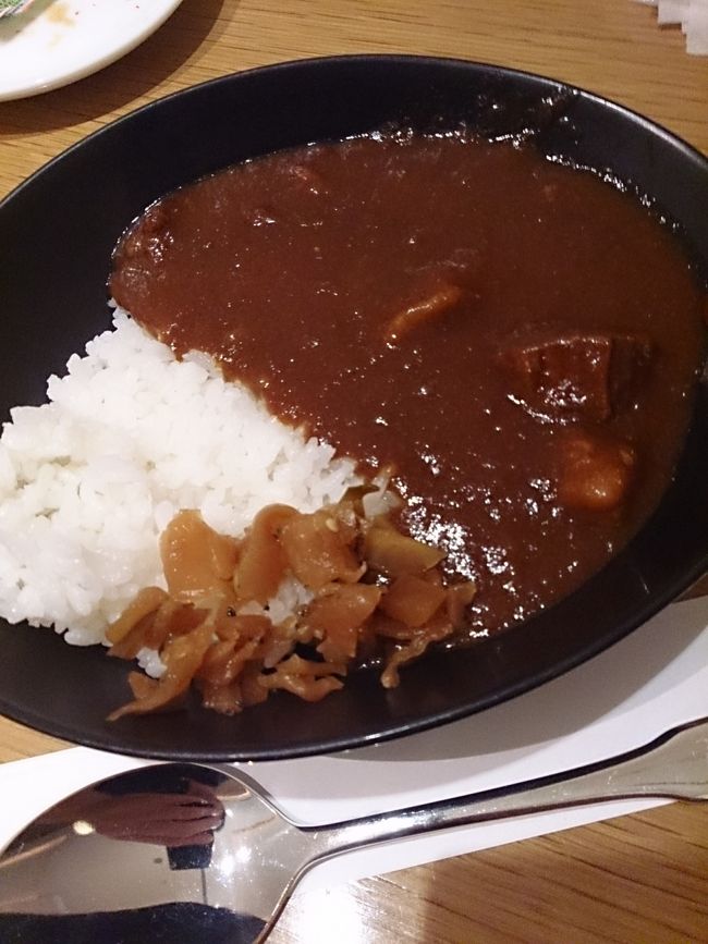 出発まで2時間ありますのでまずはサクララウンジへ。このカレーだけは外せません。