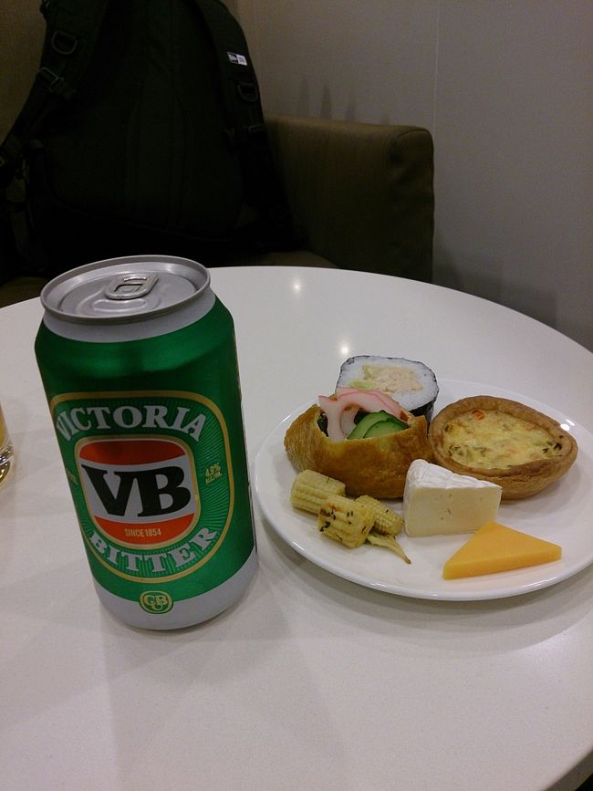 サテライトに移動しマレーシア航空が提携しているカンタスラウンジに入りました。<br />カンタス便の出発まではかなり混んでましたがその後は前回使った時のように落ち着いた雰囲気に戻りました。<br />先月来た時にあった山崎ウイスキーは竹鶴に変わってました。