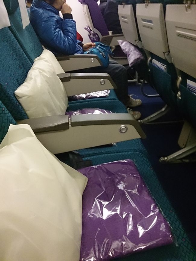 機材は2-5-2シートで自分の席は5列席の右端。真ん中3席が空席でしたのでクアラルンプールまで寝させていただきました。