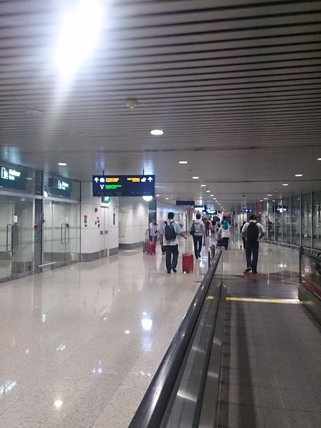 クアラルンプール空港に到着。この後シャトルトレインでターミナルを移動してイミグレ。早朝4時過ぎです。