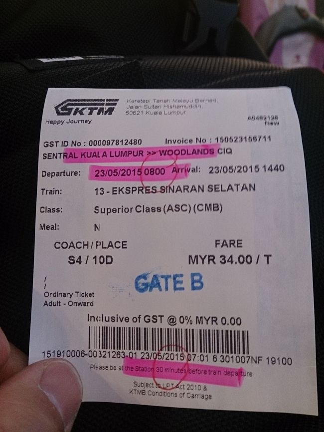 7時にKTMのカウンターが開き早速チケットを購入。チケットは事前に購入しておいた方がいいとネットに出ていましたが当日購入できました。2等席で34RM。シンガポールまで行くのにKLIAエクスプレスとほぼ同じ料金です。