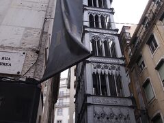 中心部に戻ってきました。エレベーターに乗って見ましょう。