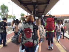 宇野駅に到着。外国の人が多かったです。
