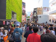 またまた大急ぎで地下鉄で明洞へ移動。
月曜なのに、若者で一杯！学校は休みなの?

予約時間が迫っていたので、人混みを掻き分け私達が向かった先は、、、
