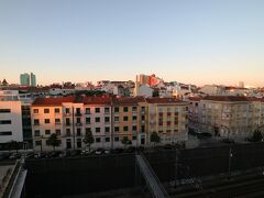 3日目　この時期リスボンの朝は６：３０位が日の出です。　ホテルの窓から南の方角。