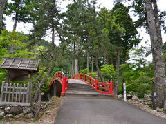 森の緑と赤い太鼓橋が良いですね。
紅葉の時期も良いそうです。

大洞院