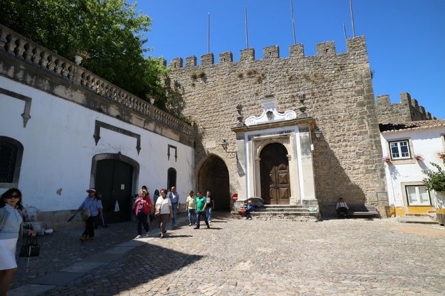 昼食後はオビドスへ移動です。3時過ぎ駐車場でバスを降りて奥へ向かいます。前方に「町の門」が見えてきました。