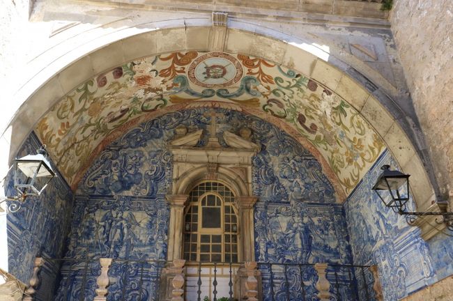 町の門の内部。アズレージョがきれいです。