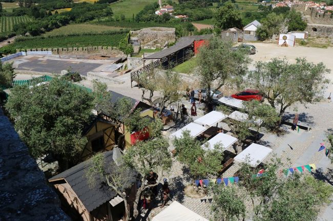 コスチュームを着た人が見えます。何かの劇を行っているのでしょうか。