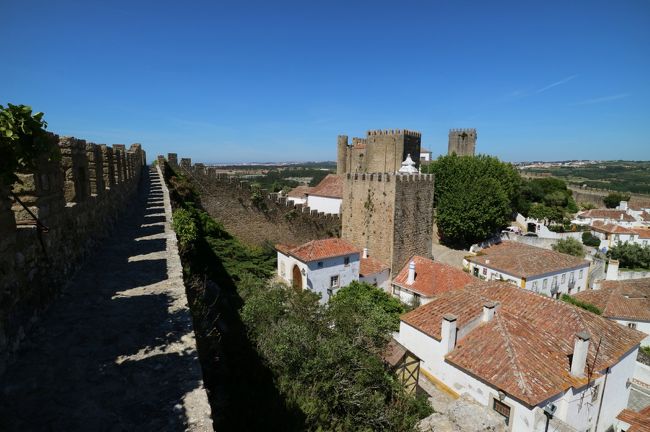 城壁に沿って歩きます。