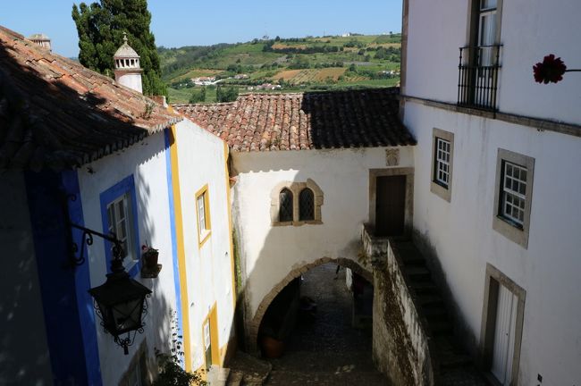 サンタマリア広場から細い通路が続きます。