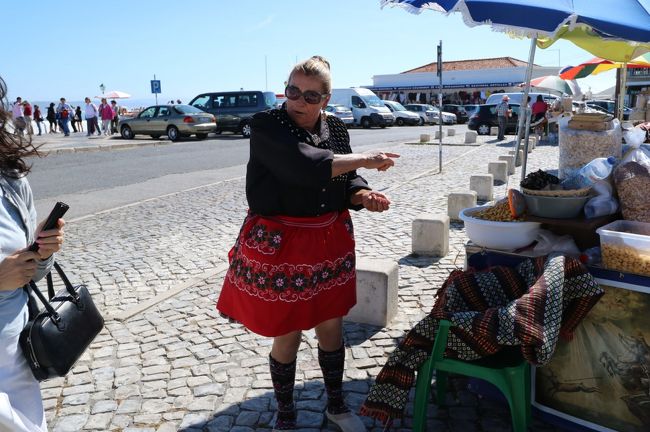 オビドスからナザレへ移動し、高台のシティオ地区へ。陽気なピーナッツ売りのおばあさん、独特なスカートをはいています。