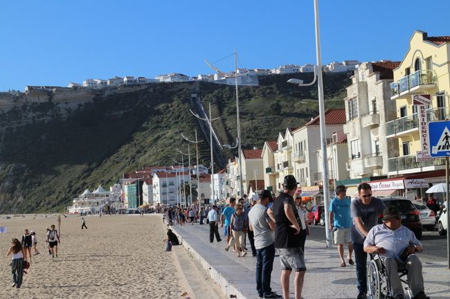 海岸線に沿って夕食のレストランへ向かいます。