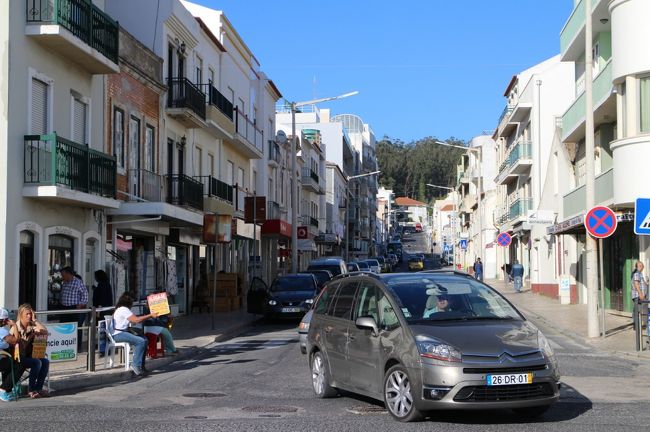 この先左にホテル、右に市場があります。