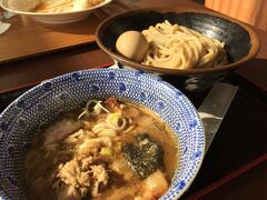 羽田国際線ターミナルといえば六厘舎。この日も朝早くから特製つけめんです。^^;