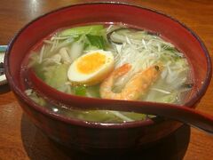 熊本城の観光を終えてお昼ごはんを隣の「桜の馬場 城彩苑」で。気づけば城内で2時間以上過ごしていました。
熊本名物「太平燕」をいただきます。ここの太平燕は上品なあっさりスープでおなかにやさしい感じで美味しいです。