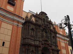 両隣の建物とは雰囲気の異なる教会発見！
