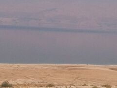 左は死海。遠くにうっさらとヨルダンが見えるという荒涼とした景色が続く。