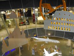 フランクフルト空港からデュッセルドルフ空港へ向かいます。
何故ケルンに行くのにデュッセルかと言いますと…
ワールドカップで今更サッカーの内田選手（野球党の我が家なので、それまで顔さえろくに知らなかった。笑）に姉妹でハマり、そんな彼がよく訪れる街に行ってみよう！という考えだったのです。
ですが。
妹はそのうちにサッカーから興味をなくし、デュッセルにはそれほど観光名所もないのでドイツはケルンのみになった、というわけです。
