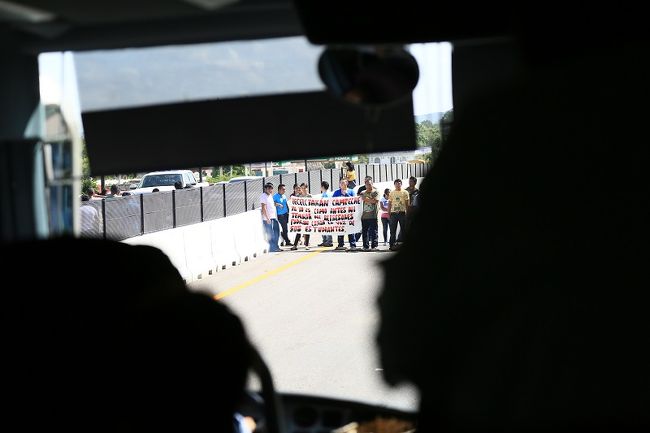 村の人たち50名くらいが、村の共有地や教育問題をめぐって、道路を封鎖していました。運転手さんが、バスから降りて村の人たちとかけあってくださり、バスはスムーズに通ることができました。