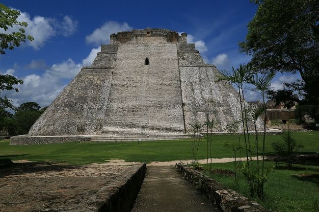 ◎魔法使いのピラミッド<br />　高さ35ｍの巨大ピラミッド。小判型の石を組み合わせて造り、柔らかな曲線が特徴。