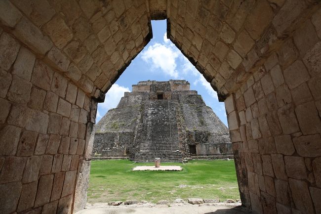 ◎魔法使いのピラミッドと地面にささった石棒<br />　雨神は男性（地面につきささった石は神）、大地は女性。彼らの性交により生まれるのが農作物と考えられていた。