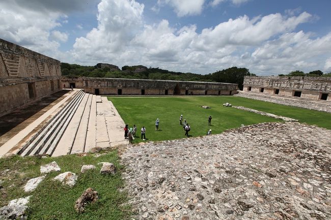 ◎尼僧院<br />　広い中庭を囲んでいる建物