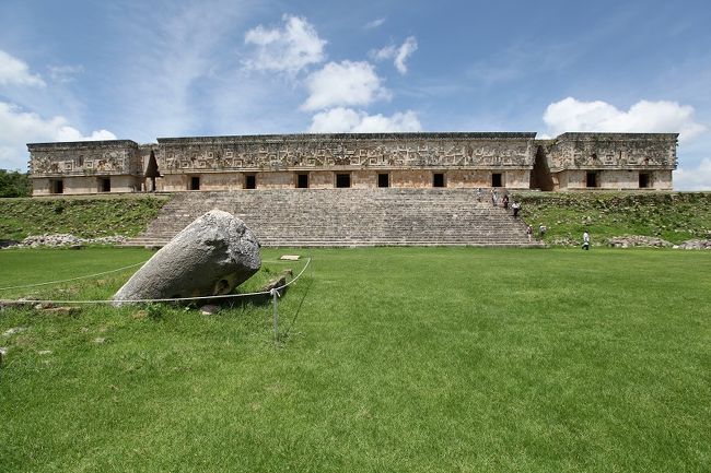 ◎総督の宮殿<br />　ウシュマルのなかで最も美しいといわれている建造物。