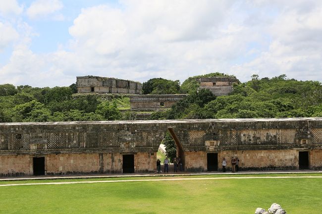 ◎美しいファサード<br />　幾何学模様に覆われた入口<br />　天井が三角形のマヤンアーチは、この時代の建築技術の高さを表している。