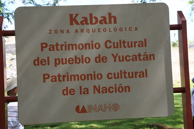 ●カバー遺跡観光<br />　ガイドさんの話：以前、熱風が吹いていてバスから出られなくて、観光を中止したことがあったらしいです。