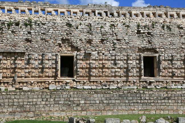 300近くの雨神の顔で飾られたコズ・ポープ（クルクル巻いた敷物という意味）が圧巻。<br />　鼻が天井を向いた雨乞いのチャック像、下を向いた鼻は、雨が降ったことへの感謝の意味を表す。