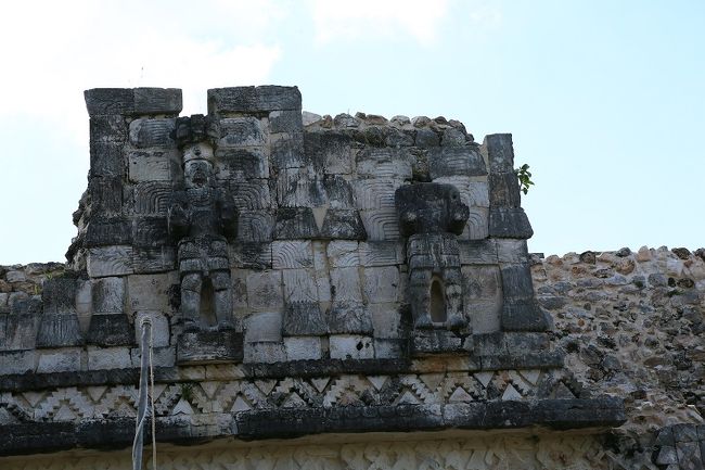 ◎コズ・ポープの裏側は、行政府。<br />　石像は、代々続く支配者を表しているといわれている。