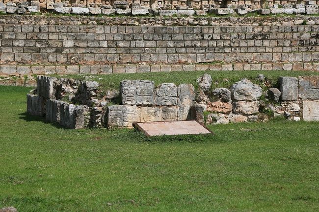 ◎マヤの文字が書かれた石が並んでいる。