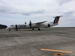 しか〜し、あっという間に奄美空港に到着します。隣に駐機しているDHC-8-Q400機がとてつもなく大きく見えてしまいます。