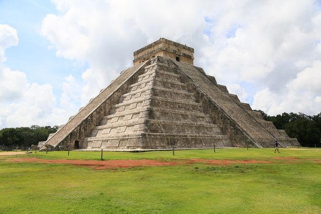 ◎エル・カスティージョ（カスティージョとは城のこと）<br />　１辺56ｍ、高さ24ｍのピラミッド<br />　４方向に91段の階段と神殿へ上る１段（365段）で、太陽暦の1年を表している。<br />　また、春分と秋分の日には奇跡も起こる。羽のような影ができ迫力満点のククルカンが現れる。<br />この奇跡を見るために、世界中からたくさんの人が集まっているポスターがありました。