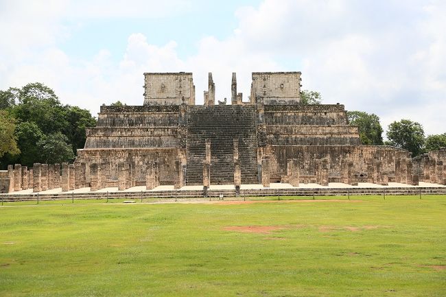 ◎戦士の神殿<br />　千本柱の間と呼ばれる多柱回廊の背後にそびえる３層の神殿<br />　階段の上部には、チャックモールが座っています。